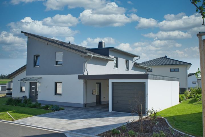 Moderner Dachstuhl und Garagenüberdachung