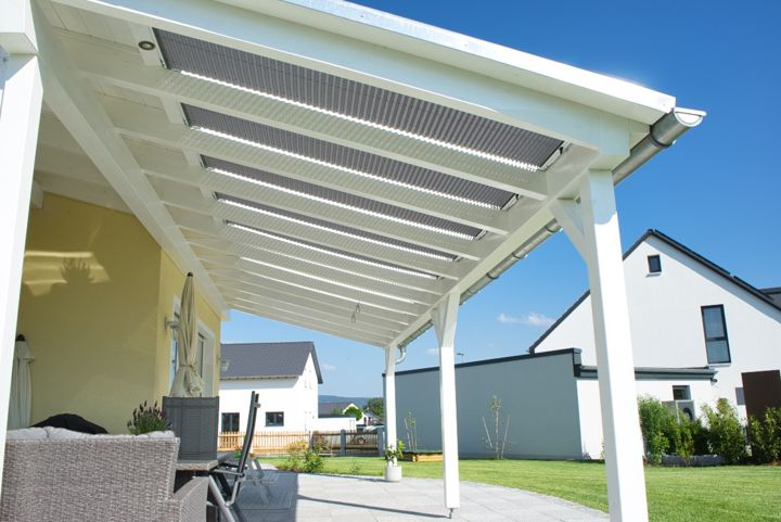Weiße Terrassenüberdachung