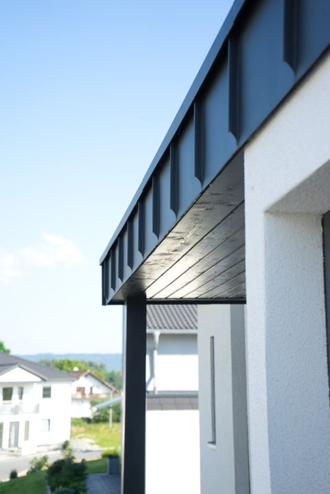 Modernes Vordach im Detail